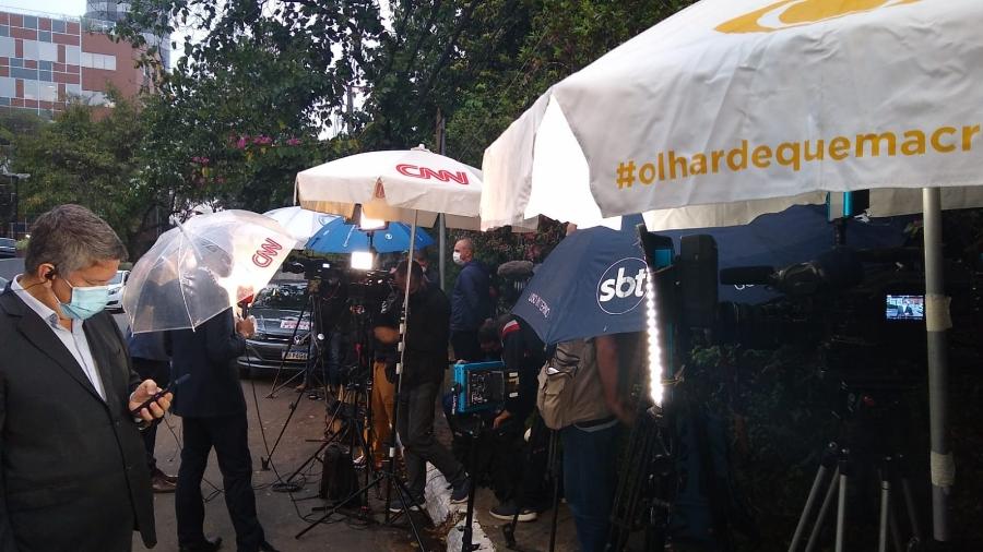 17/09/2021 - Jornalistas de diversos canais de TV fazem plantão em frente ao Hospital Israelita Albert Einstein, em São Paulo, onde Pelé está internado - Arthur Sandes/UOL