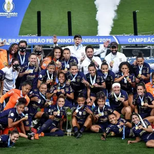 Jogadoras do Corinthians comemoram a conquista do título do Campeonato Brasileiro Feminino após vitória sobre o Palmeiras - ANDRÉ ANSELMO/ESTADÃO CONTEÚDO