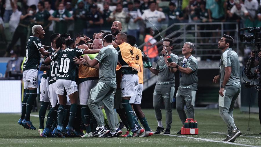 Jogadores e comissão técnica do Palmeiras comemoram gol contra o Athletico-PR - Ettore Chiereguini/AGIF