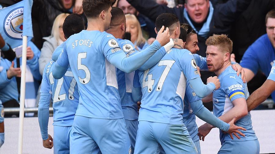 Jogadores do Manchester City comemoram gol de Kevin De Bruyne contra o United - Oli Scarff/AFP