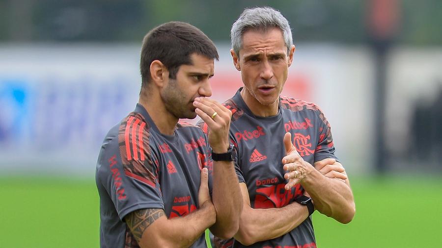 Médico Márcio Tannure e técnico Paulo Sousa conversam durante treino do Flamengo - Marcelo Cortes/Flamengo