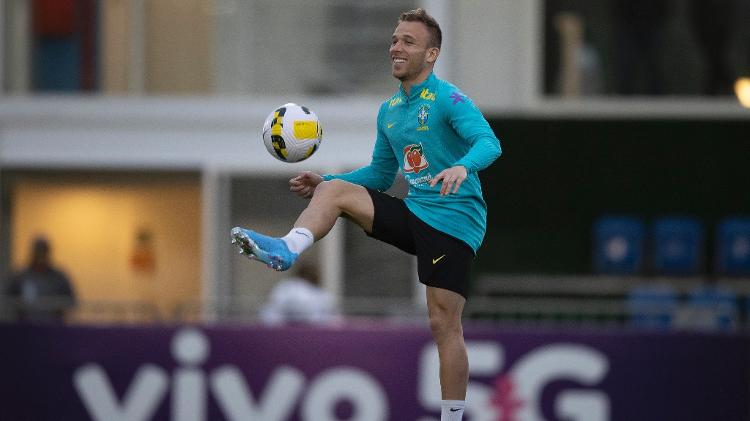 Arthur durante treino da seleção na Granja Comary