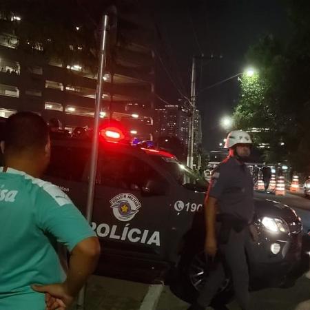 PM monta barreira no Allianz antes de Palmeiras x Ituano. Em Palmeiras x Flamengo, demorou - Matheus Godoy/UOL Esporte