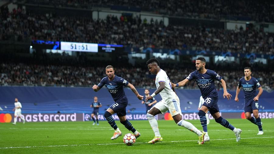 Vinícius Jr. é marcado por três durante Real Madrid x Manchester City na Champions - Alex Caparros - UEFA/UEFA via Getty Images 