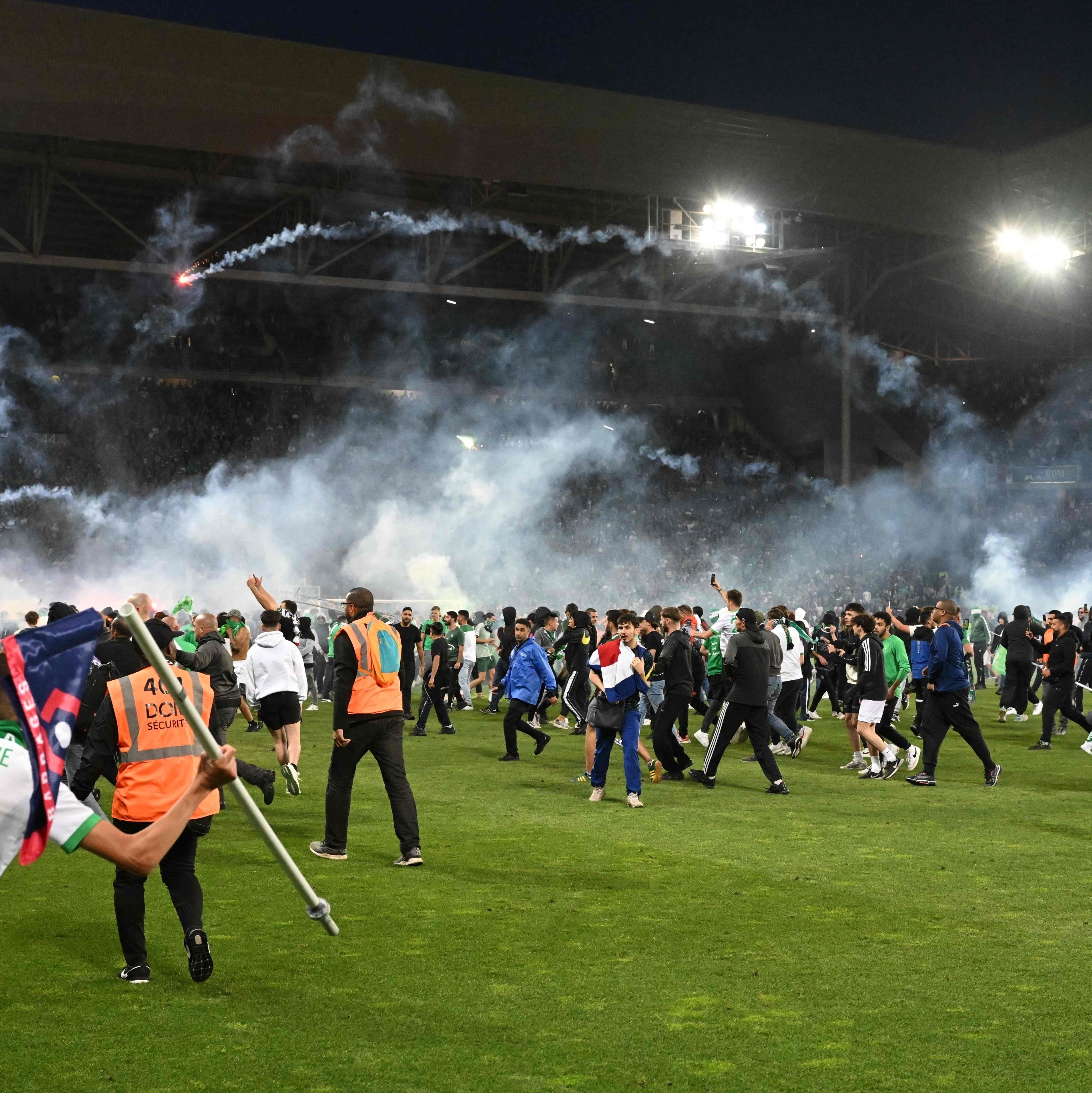 Torcedores do Nice atiram objetos no campo, invadem, brigam e param jogo  contra Olympique, futebol francês