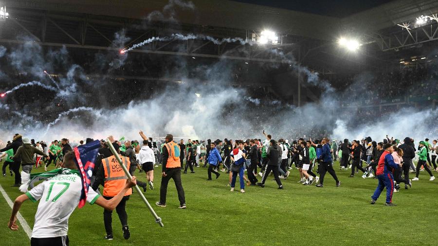 Torcedores do Saint-Etienne invadem o campo após time ser rebaixado - Jean-Philippe Ksiazek/AFP