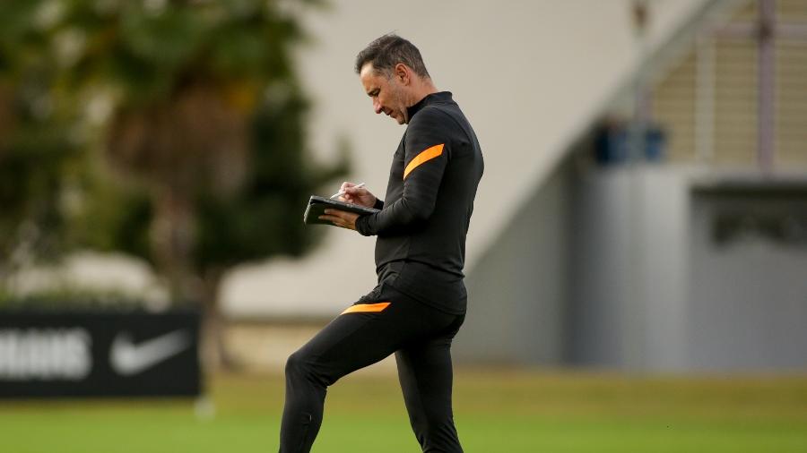 Vítor Pereira faz anotações durante treino do Corinthians - Rodrigo Coca/Agência Corinthians