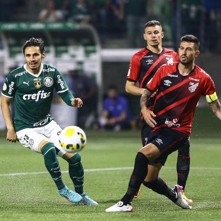 Raphael Veiga foi emprestado ao Athletico antes de brilhar no Palmeiras Raphael Veiga foi emprestado ao Athletico antes de brilhar no Palmeiras