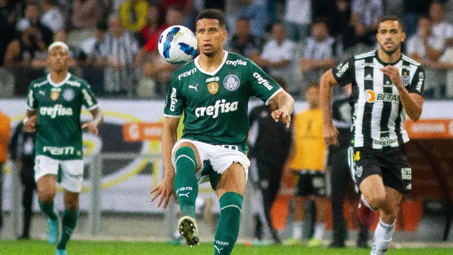 Murilo, do Palmeiras, domina a bola durante partida contra o Atlético-MG, no Mineirão, pela ida das quartas da Libertadores 2022 - Fernando Moreno/Fernando Moreno/AGIF