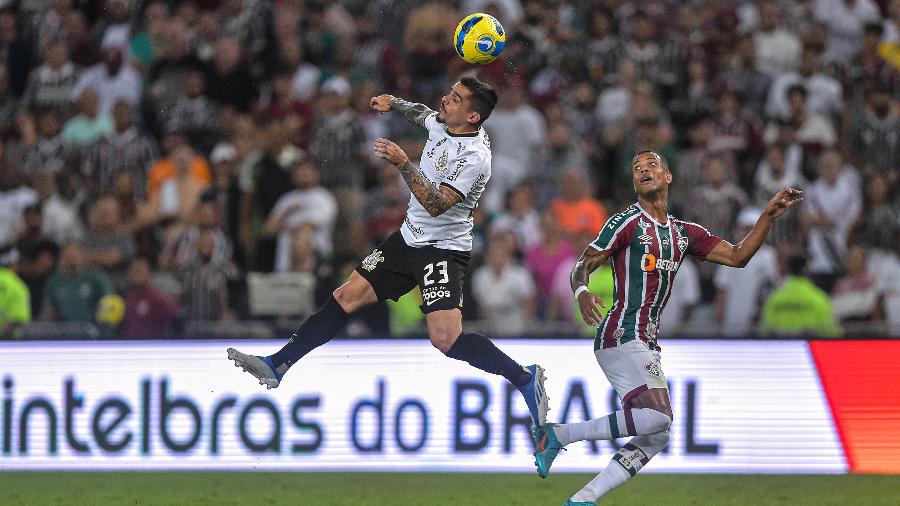 Caio Paulista, do Fluminense, e Fagner, do Corinthians, disputam bola em jogo pela semifinal da Copa do Brasil - Thiago Ribeiro/AGIF