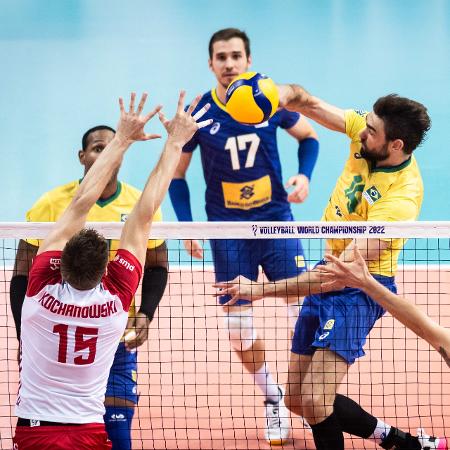 Brasil disputa ponto na rede contra o bloqueio da Polônia na semifinal do Mundial masculino de vôlei. 10/09/2022 - Divulgação/FIVB