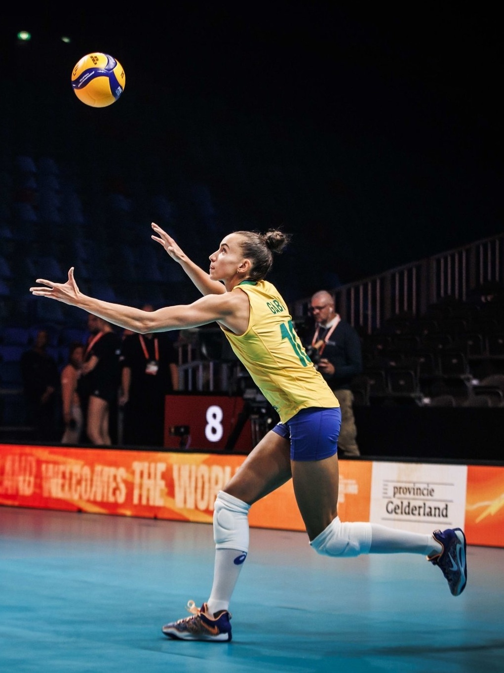 Gabi Guimarães, do vôlei, magnetiza por beleza de fio-dental