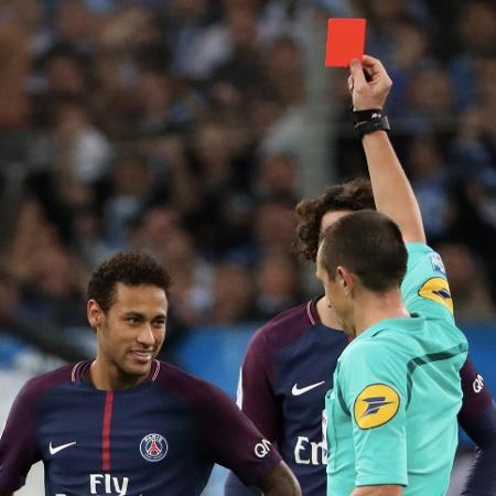 Neymar sendo expulso pelo árbitro Ruddy Buquet durante um Olympique x PSG - Xavier Laine/Getty Images