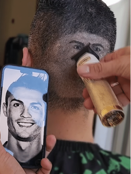 Jornalista colombiano faz corte de cabelo com rosto de CR7 na Copa