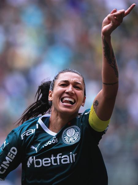 Bia Zaneratto anota golaço, Palmeiras vence o Santos e conquista o Paulista  Feminino 2022