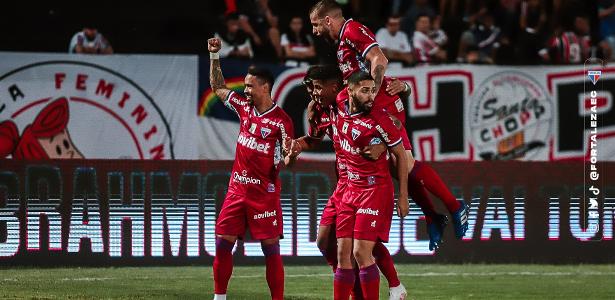 Jogadores do Fortaleza comemoram gol de Lucero contra o Santa Cruz