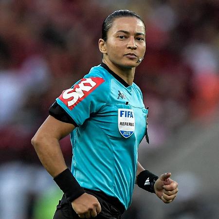 Maria tem 18 anos e há 4 que arbitra jogos de futebol