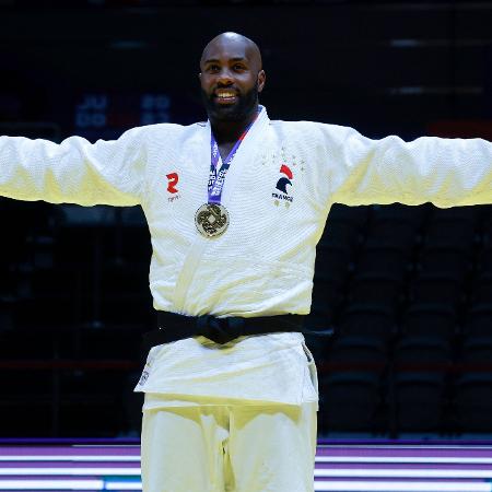 Teddy Riner celebra medalha de ouro em seu 11º Mundial de judô