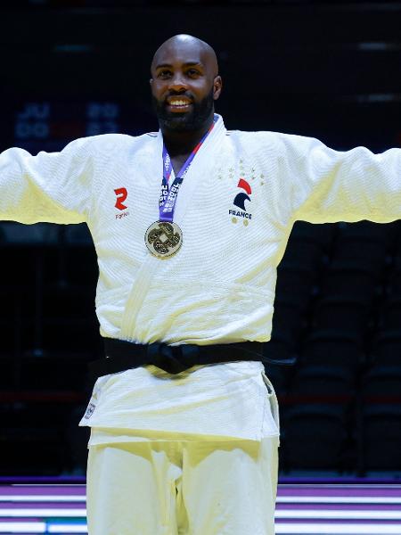 Teddy Riner celebra medalha de ouro em seu 11º Mundial de judô - KARIM JAAFAR/AFP