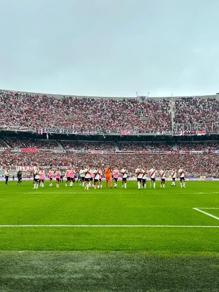 Time do River vai até o setor onde houve tragédia ontem no Monumental de Núñez - Twitter Juan Pablo Balbi