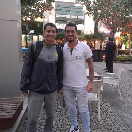 Bruno Braga e Alan Henrique esperaram Arrascaeta na porta da confeitaria - Alexandre Araújo / UOL - Alexandre Araújo / UOL