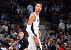 Gigante sensação da NBA dá toco monstruoso e até 'caneta' em rival