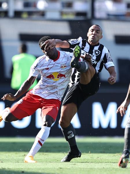 Marçal, do Botafogo, disputa jogada com Henry Mosquera, do Red Bull Bragantino