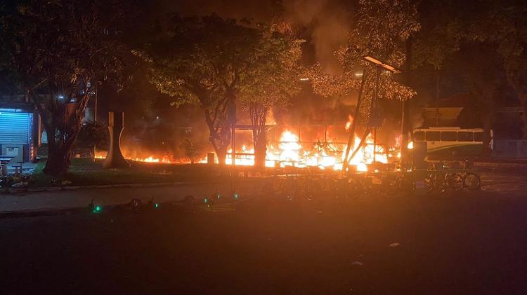 Focos de incêndio foram registrados nos arredores da Vila Belmiro após o rebaixamento do Santos à Série B