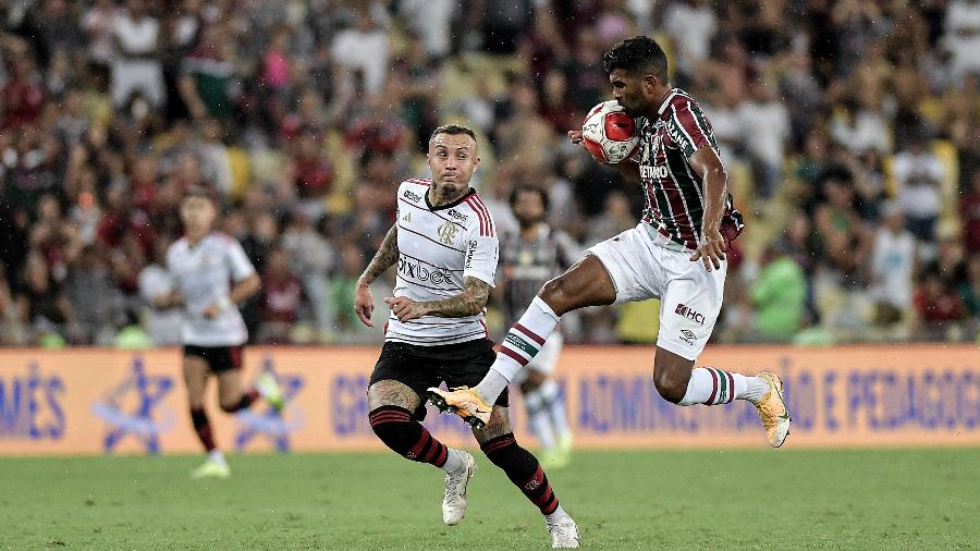 Disputa entre Thiago Santos (Fluminense) e Everton Cebolinha (Flamengo) no Campeonato Carioca