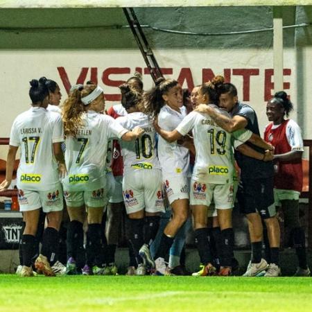 Jogadoras do Santos comemorando o gol da virada contra o Galo no Brasileiro