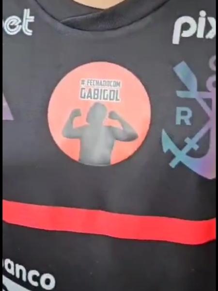 Torcida do Flamengo distribui adesivo em apoio a Gabigol