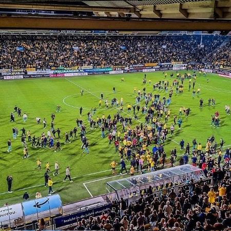 Torcedores do Roda JC invadiram campo para comemorar o acesso