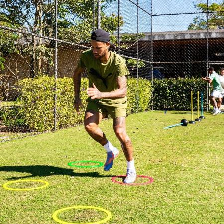 Neymar recebe Gabriel Jesus para treinamentos durante período de férias