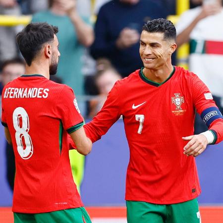 Bruno Fernandes e Cristiano Ronaldo comemoram gol de Portugal contra a Turquia