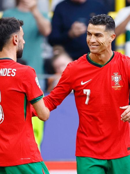 Bruno Fernandes e Cristiano Ronaldo comemoram gol de Portugal contra a Turquia