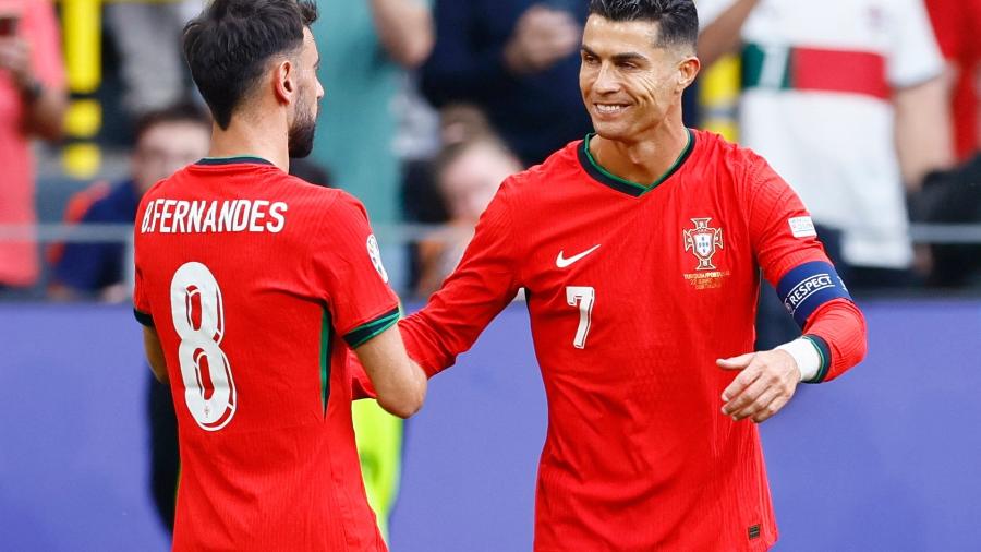 Bruno Fernandes e Cristiano Ronaldo comemoram gol de Portugal contra a Turquia