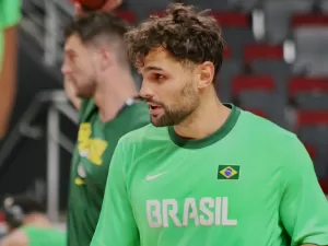 Raulzinho sofre lesão muscular na coxa e desfalca Brasil no Pré-Olímpico de basquete