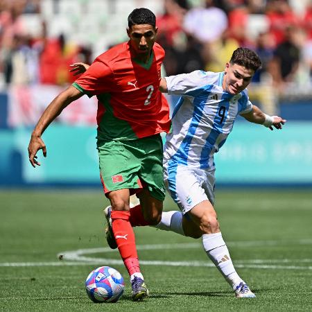 Hakimi e Juan Álvarez em ação no jogo entre Marrocos e Argentina, pelas Olimpíadas de Paris