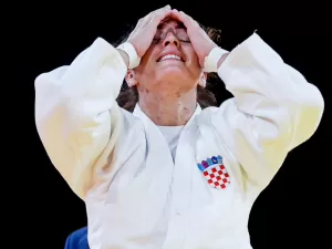 Pai de judoca campeã olímpica é preso por beijo forçado em voluntária