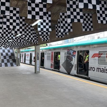 Plataforma da Estação Pinheiros no local de embarque e desembarque do Expresso GP SP