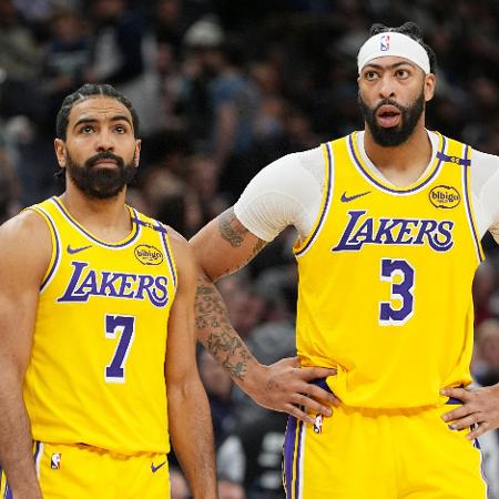 Gabe Vincent e Anthony Davis durante Lakers x Wolves, pela NBA