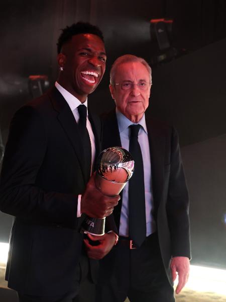 Vinicius Junior, do Real Madrid, ao lado de Florentino Perez