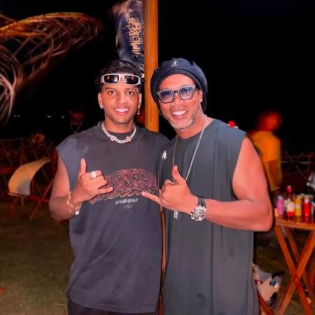 Rodrygo e Ronaldinho Gaúcho, no Réveillon em Pernambuco