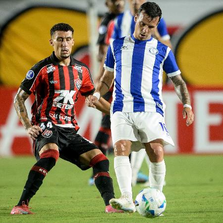 Baralhas em ação durante jogo entre Vitória e Cerro Largo na Sul-Americana Baralhas em ação durante jogo entre Vitória e Cerro Largo na Sul-Americana