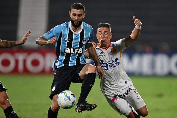Wagner Leonardo, do Grêmio, em ação durante jogo contra o Atlético Grau pela Sul-Americana Wagner Leonardo, do Grêmio, em ação durante jogo contra o Atlético Grau pela Sul-Americana