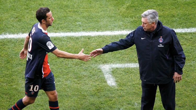 Nenê e Carlo Ancelotti se cumprimentam durante jogo do PSG em abril de 2012 Nenê e Carlo Ancelotti se cumprimentam durante jogo do PSG em abril de 2012
