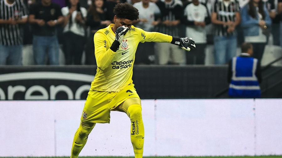 Goleiro Hugo Souza, do Corinthians, joga com os pés durante partida contra o Novorizontino, pela Copa do Brasil, na Neo Química Arena - Fabio Giannelli/AGIF