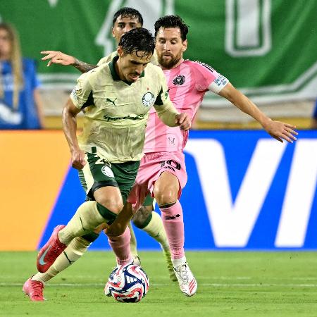 Raphael Veiga, do Palmeiras, e Messi, do Inter Miami, disputam a bola Raphael Veiga, do Palmeiras, e Messi, do Inter Miami, disputam a bola