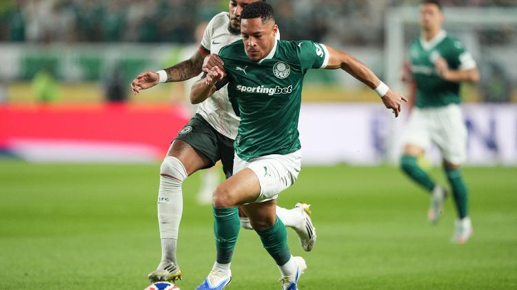 Vitor Roque tenta fazer a jogada em Palmeiras x Chelsea, confronto do Mundial Vitor Roque tenta fazer a jogada em Palmeiras x Chelsea, confronto do Mundial
