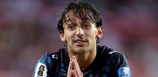 Ex-Vasco barra são-paulino, faz gol recorde, e Paraguai elimina a Turquia